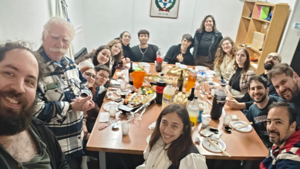 Cena de compañeros alrededor de una mesa