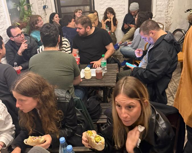 Encuentro con comida entre jóvenes