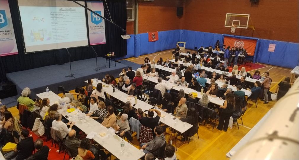 Encuentro con mesas largas en un salón grande