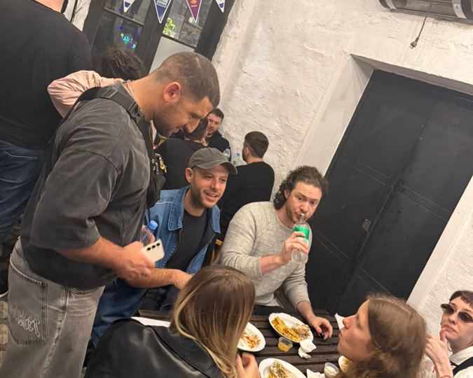 Jóvenes conversando y comiendo
