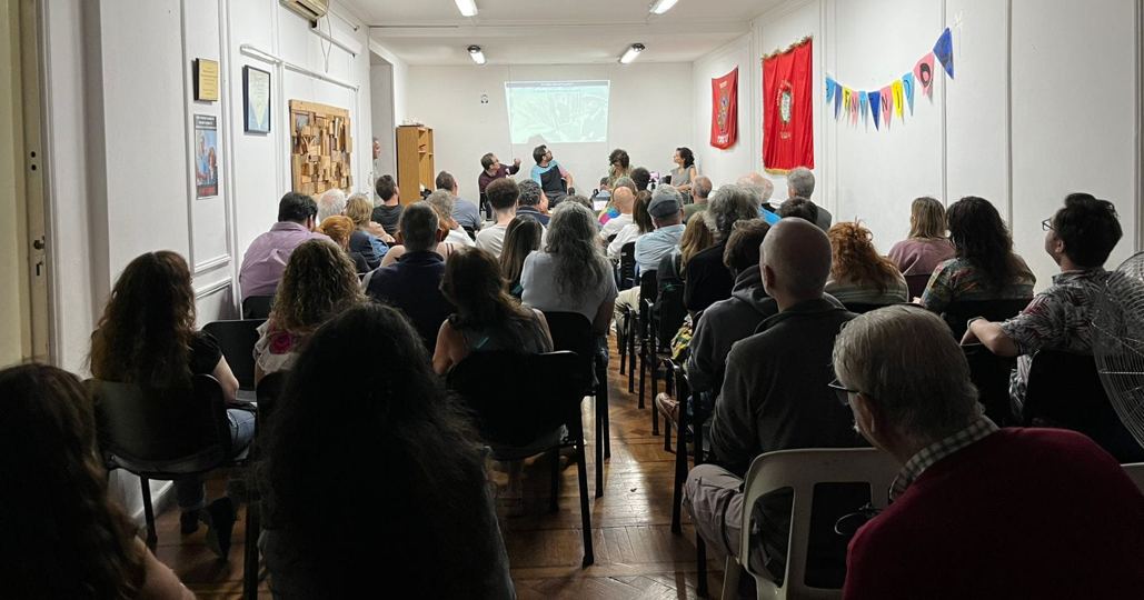 Charla en un salón con banderines